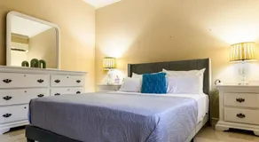 Townhouse Near AC Hotel - Pool - Kingston - Image 2