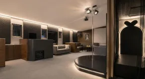 Villa X Budapest - Private Villa for Stag, Hen & Group Parties - Image 3
