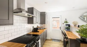 Stylish Modern 2 Bed with Parking - Pass the Keys - Image 4