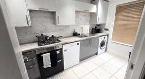 Spacious 3-Bed Townhouse in Bilston, Sleeps 9, Driveway Parking, Near M6 & Wolverhampton - Image 3