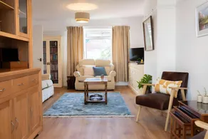 3 Bedroom House with Courtyard Garden and Parking - Image 2