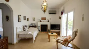 Manos Beach House Salamina - Image 2