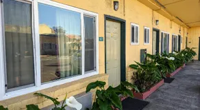 Deluxe Inn - Image 5