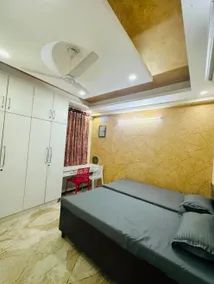 Spacious 4 BR near
Metro station - Image 2