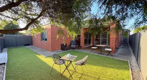 Stylish 4 Bedroom Family Home in Tarneit - Walk to Station and Tarneit Central - Image 4