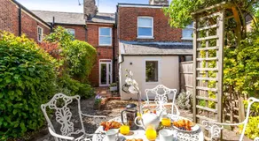 2-Bedroom Stunning, Chic, Spacious & Stylish Retreat, Central Winchester, Free On-Street Parking, Sleeps 6, Pet-Friendly - by Blue Puffin Stays - Image 3