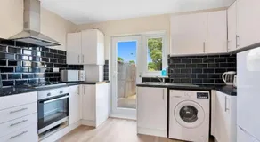 Spacious 3BR House in Enfield North London with Garden - Image 5