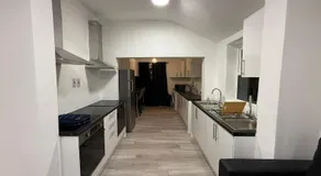 Cosy Six Bedroom House in Bedford Town - Image 3