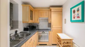 City 2BR Near Thames & Bank - Image 4