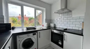 Entire Newly Renovated house -Southampton City - Private Driveway Parking - 4 Bedrooms 5 Beds Sleeps 7 - Great for Friends, Families & Contractors - Image 4
