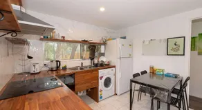 Detached King Studio with Private Bath & Kitchen in Carramar - Nearby Station & Shops - Image 4