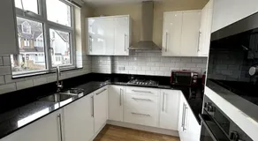 The Mayfield Suite -Modern Two Bed Apartment - Image 3