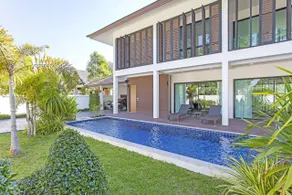 Cloud Nine Modern Villa 4BR Sleeps 8 w/Pool&Garden - Image 2