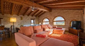 Catalunya Casas: Landvilla für 13 in der Nähe von spanischen Weinbergen, nur 30 Minuten vom Strand von Sitges entfernt - Image 2