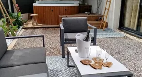 Céven' Ô Calme Gîte T2 avec jacuzzi privé, piscine et jardin - Image 5
