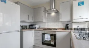 Quiet 3 Bed Home - Near QMC and Uni - Free Parking - Image 4
