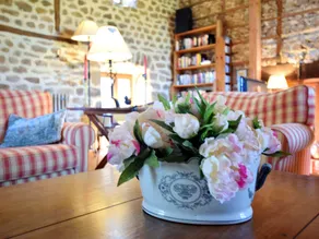 Beautifully restored house on a large property with a private swimming pool - Image 2