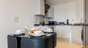 Cardiff Bay Retreat 2 Bed Apartment Free Parking - Image 5