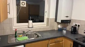 Spacious contractors and tourist apartment with parking & Wifi - Image 4