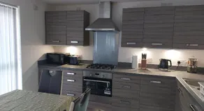 Beautiful 4-Bedroom House with Private Garden & Parking - Image 5