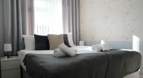 Convenient 3 Bedroom House with Garden in Luton - Image 2