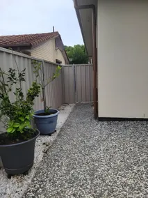 private room in a southern suburb house - Image 4