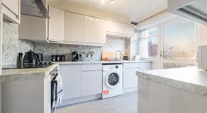 House - sleeps 7 private garden & parking - Image 3