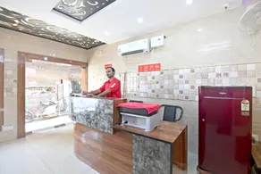 OYO 16975 Hotel Golden View - Image 3