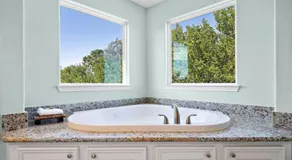 Stunning bayfront home with spacious deck and incredible Galveston Bay views - Image 3