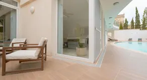 Apartamento vacacional con piscina | Cerca Xlendi Tower | Vistas a la piscina - Image 4