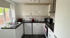 Stay in Yeovil Town Centre, Large 2 BD Apt With Parking, Sleeps 4 - Image 4