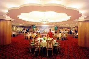 Golden Hotel - Image 5