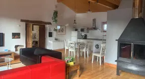 casa rural de un artista en plena naturaleza piscina y parque de esculturas en villarcayo - Image 2