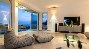 Style and Sea - Image 3