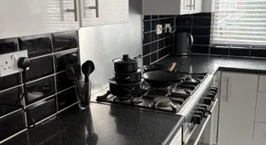Stylish 4BR Home - Sleeps 7 - Parking & WiFi - Image 4