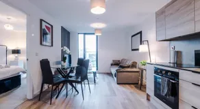 Modern Central Preston Apt King Bed & Smart TV - Image 3