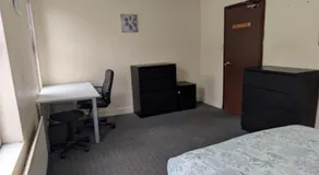 Comfortable Double Room Close to Nottingham Station with Free Parking & WiFi - Image 3