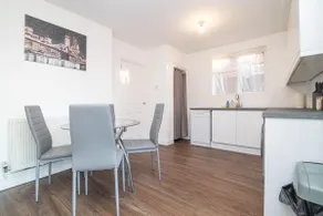 Spacious two bed house with parking and garden - Image 4