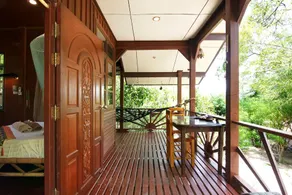 Lovely & Cozy Hideaway Beach House - Image 4