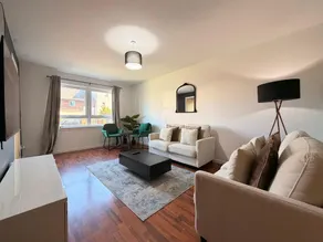 Luxury 3-Bed Townhouse | Free Parking | Central - Image 2