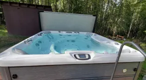 Borealis Bungalow and Hot Tub - Image 5