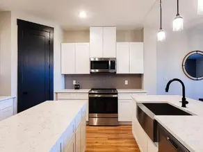 Loop, New Luxurious Large 3BR House, Sleeps 11 with Free Parking - Image 4