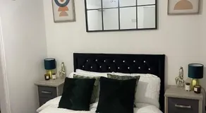 Short Stopzzz & Indoor Hot Tub - Image 2