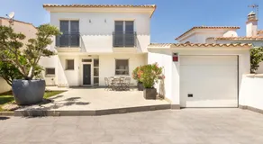 2016 Villa moderna al canal con 4 habitaciones by homeselectspain - Image 4