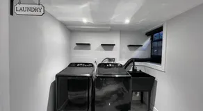 Great location with parking, 10 min to LGA & subway - Image 4