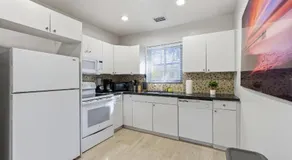 Prime Location Miami House W Free Parking - Image 5