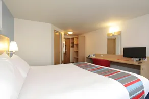 Travelodge Egham - Image 4