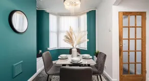 Entire 2 Bedroom Apartment-Free Parking & Super fast Internet - Sleeps 6 - Image 5