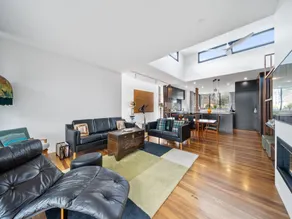 Luxurious 2-bed: Pool, Lift, Dining - Image 2