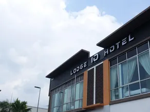 Lodge 10 Hotel - Image 4